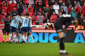 Buenos Aires, Argentina.- En las fotos tomadas el 16 de abril del 2023, Independiente y Racing Club juegan el clásico de Avellaneda en el estadio Ricardo Bochini, en un encuentro válido por la duodécima jornada de la Liga Profesional de Fútbol. Independiente y Racing empataron 1-1, en un duelo que se vio envuelto en polémica por un penal cobrado a la visita para el empate de Matías Rojas a los 38 minutos.