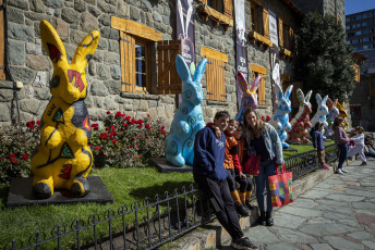 Bariloche, Argentina.- En las fotos tomadas el 9 de abril del 2023, turistas disfrutaban de la semana santa. El secretario de Relaciones Institucionales de la Confederación Argentina de Turismo (CAT), Horacio Reppucci, afirmó que el fin de semana largo tuvo un “récord” de turistas por Semana Santa, “con un 4% más de ocupación y 2,7 millones turistas que se han movilizado a lo largo de todo el país”.