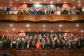 La Plata, Argentina.- En las fotos tomadas el 20 de abril del 2023, durante la reapertura de la sala "Alberto Ginastera" del Teatro Argentino de La Plata tras haber concluido los trabajos de puesta en valor del edificio. La reapertura del establecimiento con capacidad para 1.780, tras una inversión de más de 350 millones de pesos, comenzó con el Himno Nacional Argentino y luego ofreció la Sinfonía N° 9 de Ludwig van Beethoven.