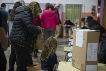 Bariloche, Argentina.- En las fotos tomadas el 16 de abril del 2023, argentinos participan de las elecciones provinciales y municipales en Bariloche, Argentina. Las Elecciones Argentina 2023 iniciaron con los comicios provinciales y municipales iniciando el calendario electoral del país.