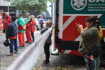 Buenos Aires, Argentina.- En las fotos tomadas el 26 de abril del 2023, la Policía de la Ciudad, Bomberos y el SAME reanudaron las tareas de búsqueda tras el derrumbe de una vivienda tipo PH de dos pisos, que se desplomó este martes (25) en el barrio porteño de Floresta y se cobró la vida de un hombre de 19 años y una niña de 12 años. Aunque al principio se habló de tres personas desaparecidas, el Ministerio de Seguridad porteño confirmó que solo está desaparecida una mujer de 71 años.