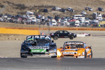 El Calafate, Argentina.- En las fotos tomadas el 17 de abril del 2023, Julián Santero, al mando de un Ford, ganó la cuarta fecha de Turismo Carretera disputada en el autódromo de El Calafate, que se estrenó este fin de semana en la carrera de la categoría más popular del automovilismo argentino. La próxima fecha del Turismo Carretera se llevará a cabo el 29 y 30 de abril en el autódromo de Concepción del Uruguay, en Entre Ríos.