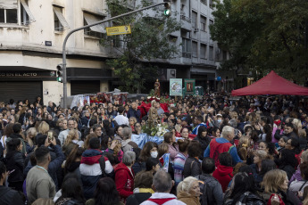 Buenos Aires, Argentina.- En las fotos tomadas el 19 de abril del 2023, miles de peregrinos se acercaron con estampitas, llaves y velas al santuario de San Expedito en la parroquia Nuestra Señora de Balvanera, en Once, que como cada 19 de abril deja sus puertas abiertas las 24 horas para el ingreso de los fieles del santo patrono de las causas justas y urgentes.