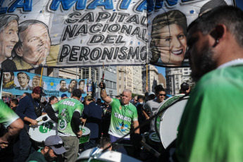 Buenos Aires, Argentina.- En las fotos tomadas el 13 de abril del 2023, diversas organizaciones políticas y gremiales argentinas marcharon en la capital para denunciar la proscripción y la persecución judicial a la vicepresidenta Cristina Fernández de Kirchner. La manifestación se realizó en la Plaza Lavalle frente al Palacio de Justicia, sede de la Corte Suprema, donde se buscó revertir la decisión de la vicepresidenta de no presentarse como candidata a las próximas elecciones presidenciales, luego del fallo del Tribunal Oral Federal 2.