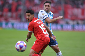 Buenos Aires, Argentina.- En las fotos tomadas el 16 de abril del 2023, Independiente y Racing Club juegan el clásico de Avellaneda en el estadio Ricardo Bochini, en un encuentro válido por la duodécima jornada de la Liga Profesional de Fútbol. Independiente y Racing empataron 1-1, en un duelo que se vio envuelto en polémica por un penal cobrado a la visita para el empate de Matías Rojas a los 38 minutos.