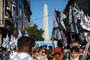 Buenos Aires, Argentina.- En las fotos tomadas el 13 de abril del 2023, diversas organizaciones políticas y gremiales argentinas marcharon en la capital para denunciar la proscripción y la persecución judicial a la vicepresidenta Cristina Fernández de Kirchner. La manifestación se realizó en la Plaza Lavalle frente al Palacio de Justicia, sede de la Corte Suprema, donde se buscó revertir la decisión de la vicepresidenta de no presentarse como candidata a las próximas elecciones presidenciales, luego del fallo del Tribunal Oral Federal 2.