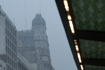 Buenos Aires, Argentina.- En las fotos tomadas el 24 de abril del 2023, muestra las calles de Buenos Aires cubierta por una densa capa de humo. Los cielos en la capital de Argentina y una extensa zona de su extrarradio fueron invadidas por un intenso humo y un fuerte olor a quemado cuyo origen seria un incendio forestal en Uruguay.