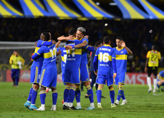 Buenos Aires, Argentina.- En las fotos tomadas el 18 de abril del 2023, durante el encuentro entre Boca Juniors y Deportivo Pereira por la fecha 2 del Grupo F de la Copa Libertadores 2023 en el estadio Alberto J. Armando, la ‘Bombonera’ de Buenos Aires. Boca venció 2-1 al equipo de Pereira, con goles de Luis Advíncula y Alan Varela. El club argentino remontó sobre el final del partido y logró su primer triunfo en el torneo de Conmebol.