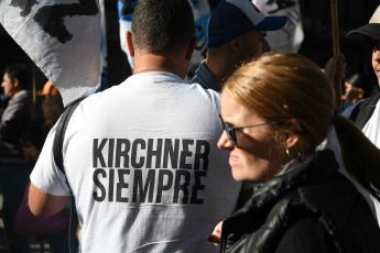 Buenos Aires, Argentina.- En las fotos tomadas el 13 de abril del 2023, diversas organizaciones políticas y gremiales argentinas marcharon en la capital para denunciar la proscripción y la persecución judicial a la vicepresidenta Cristina Fernández de Kirchner. La manifestación se realizó en la Plaza Lavalle frente al Palacio de Justicia, sede de la Corte Suprema, donde se buscó revertir la decisión de la vicepresidenta de no presentarse como candidata a las próximas elecciones presidenciales, luego del fallo del Tribunal Oral Federal 2.