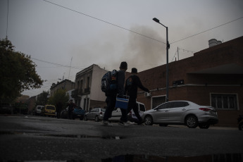 Buenos Aires, Argentina.- En las fotos tomadas el 24 de abril del 2023, bomberos de la Ciudad de Buenos Aires combaten un incendio en el edificio Iron Mountain, el mismo de la tragedia de 2014, cuando murieron dos agentes de Defensa Civil y ocho bomberos al derrumbarse una pared de la empresa de informática. Hasta el momento, no se pudieron establecer las causas del incendio.