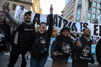 Buenos Aires, Argentina.- En las fotos tomadas el 13 de abril del 2023, diversas organizaciones políticas y gremiales argentinas marcharon en la capital para denunciar la proscripción y la persecución judicial a la vicepresidenta Cristina Fernández de Kirchner. La manifestación se realizó en la Plaza Lavalle frente al Palacio de Justicia, sede de la Corte Suprema, donde se buscó revertir la decisión de la vicepresidenta de no presentarse como candidata a las próximas elecciones presidenciales, luego del fallo del Tribunal Oral Federal 2.