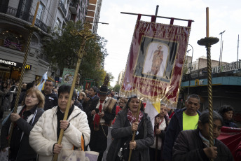 Buenos Aires, Argentina.- En las fotos tomadas el 19 de abril del 2023, miles de peregrinos se acercaron con estampitas, llaves y velas al santuario de San Expedito en la parroquia Nuestra Señora de Balvanera, en Once, que como cada 19 de abril deja sus puertas abiertas las 24 horas para el ingreso de los fieles del santo patrono de las causas justas y urgentes.