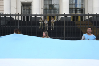 Buenos Aires, Argentina.- En las fotos tomadas el 17 de abril del 2023, miembros de distintos sectores sociales protestaban frente al Ministerio de Desarrollo Social, en Buenos Aires, por la llegada de la general Laura Richardson, jefa del Comando Sur de EE.UU, así como contra la interferencia de EE.UU. en la región y las políticas del Fondo Monetario Internacional (FMI). Los manifestantes denuncian que la alta funcionaria militar ha mostrado en sus discursos la "actitud neocolonial" que mantiene la Casa Blanca hacia la región.