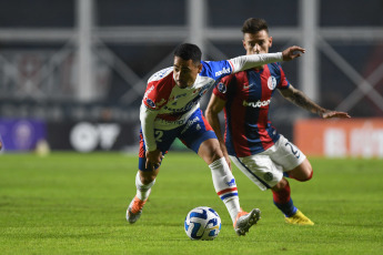 Buenos Aires, Argentina.- En las fotos tomadas el 20 de abril del 2023, durante el partido entre San Lorenzo y Fortaleza en el estadio Pedro Bidegain por la 2 fase de grupos de la Copa Sudamericana 2023. Fortaleza de Brasil derrotó por 0-2 a San Lorenzo. Los goles del portero Augusto Batalla, en contra, y Guilherme le permitieron al conjunto brasileño quedar como líder con puntuación ideal de seis unidades.