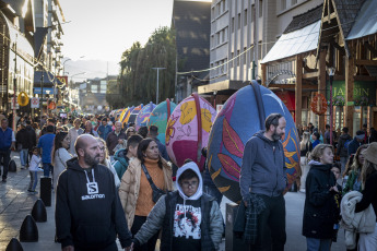 Bariloche, Argentina.- En las fotos tomadas el 9 de abril del 2023, turistas disfrutaban de la semana santa. El secretario de Relaciones Institucionales de la Confederación Argentina de Turismo (CAT), Horacio Reppucci, afirmó que el fin de semana largo tuvo un “récord” de turistas por Semana Santa, “con un 4% más de ocupación y 2,7 millones turistas que se han movilizado a lo largo de todo el país”.