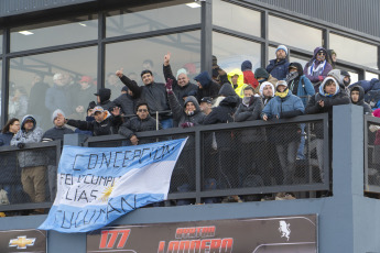 El Calafate, Argentina.- En las fotos tomadas el 17 de abril del 2023, Julián Santero, al mando de un Ford, ganó la cuarta fecha de Turismo Carretera disputada en el autódromo de El Calafate, que se estrenó este fin de semana en la carrera de la categoría más popular del automovilismo argentino. La próxima fecha del Turismo Carretera se llevará a cabo el 29 y 30 de abril en el autódromo de Concepción del Uruguay, en Entre Ríos.