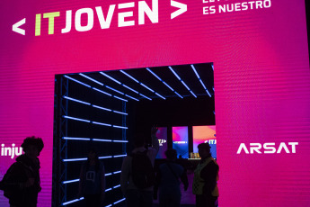 Buenos Aires, Argentina.- En las fotos tomadas el 20 de abril del 2023, muestra la feria IT Joven, que comenzó este miércoles en Tecnópolis con una amplia participación de jóvenes y autoridades que recorrieron la muestra compuesta por las principales empresas de tecnología, robótica y desarrollo de ciencia del país en conjunto con más de 20 universidades que durante cinco días buscará promover el interés sobre los últimos avances de la tecnología en jóvenes que empiezan a integrarse al mundo digital.