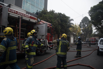 Buenos Aires, Argentina.- En las fotos tomadas el 24 de abril del 2023, bomberos de la Ciudad de Buenos Aires combaten un incendio en el edificio Iron Mountain, el mismo de la tragedia de 2014, cuando murieron dos agentes de Defensa Civil y ocho bomberos al derrumbarse una pared de la empresa de informática. Hasta el momento, no se pudieron establecer las causas del incendio.