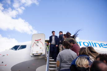 Buenos Aires, Argentina.- En las fotos tomadas el 19 de abril del 2023, la empresa Aerolíneas Argentinas presentó en el Aeropuerto Internacional de Ezeiza su primer avión de carga para el segmento Aerolíneas Argentinas Cargo. Es la primera vez en 16 años que la compañía de bandera cuenta en su flota con un carguero puro.