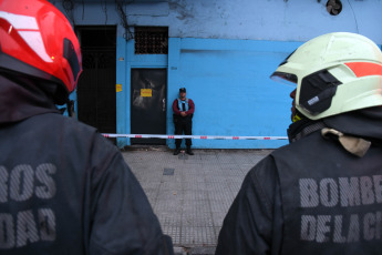 Buenos Aires, Argentina.- En las fotos tomadas el 26 de abril del 2023, personal policial, bomberos y Defensa Civil trabajan para rescatar a las personas que quedaron en el interior de una vivienda que se derrumbó este martes por la noche en el barrio porteño de Floresta. Se confirmaron dos víctimas fatales, una niña de 12 años y un hombre de 35, mientras que el SAME atendió y trasladó a 21 personas heridas.