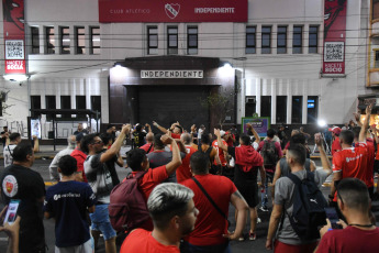 Buenos Aires, Argentina.- En las fotos tomadas el 11 de abril del 2023, tras la renuncia de Fabian Doman, los socios de Independiente protestaron frente a la sede del club. La crisis en Independiente se acentuó con la noticia de que Doman presentara su renuncia al cargo de presidente por intermedio de un comunicado que difundió en sus redes sociales.