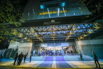 La Plata, Argentina.- En las fotos tomadas el 20 de abril del 2023, durante la reapertura de la sala "Alberto Ginastera" del Teatro Argentino de La Plata tras haber concluido los trabajos de puesta en valor del edificio. La reapertura del establecimiento con capacidad para 1.780, tras una inversión de más de 350 millones de pesos, comenzó con el Himno Nacional Argentino y luego ofreció la Sinfonía N° 9 de Ludwig van Beethoven.