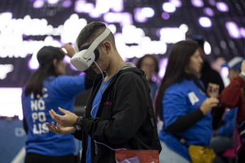 Buenos Aires, Argentina.- En las fotos tomadas el 20 de abril del 2023, muestra la feria IT Joven, que comenzó este miércoles en Tecnópolis con una amplia participación de jóvenes y autoridades que recorrieron la muestra compuesta por las principales empresas de tecnología, robótica y desarrollo de ciencia del país en conjunto con más de 20 universidades que durante cinco días buscará promover el interés sobre los últimos avances de la tecnología en jóvenes que empiezan a integrarse al mundo digital.