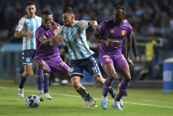 Buenos Aires, Argentina.- In the photos taken on April 20, 2023, during the match between Racing Club and Aucas from Ecuador in a match valid for the second day of the Copa Libertadores at the Presidente Perón stadium, in Avellaneda. Racing beat Aucas 3-2 and positioned itself as the sole leader of group A, which it also shares with Flamengo and Ñublense.