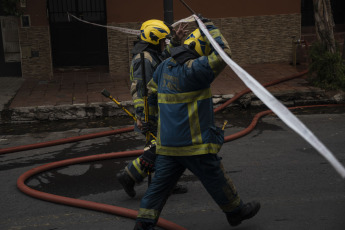 Buenos Aires, Argentina.- En las fotos tomadas el 24 de abril del 2023, bomberos de la Ciudad de Buenos Aires combaten un incendio en el edificio Iron Mountain, el mismo de la tragedia de 2014, cuando murieron dos agentes de Defensa Civil y ocho bomberos al derrumbarse una pared de la empresa de informática. Hasta el momento, no se pudieron establecer las causas del incendio.