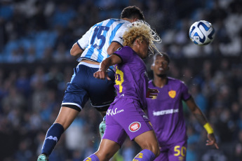 Buenos Aires, Argentina.- In the photos taken on April 20, 2023, during the match between Racing Club and Aucas from Ecuador in a match valid for the second day of the Copa Libertadores at the Presidente Perón stadium, in Avellaneda. Racing beat Aucas 3-2 and positioned itself as the sole leader of group A, which it also shares with Flamengo and Ñublense.