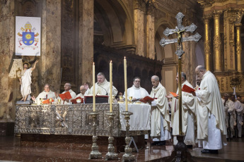 Buenos Aires, Argentina.- En las fotos tomadas el 24 de abril del 2023, el Episcopado celebró al Papa con una misa en la Catedral metropolitana e inició una semana de deliberaciones. La 122° asamblea plenaria de la Conferencia Episcopal Argentina (CEA), integrada por obispos de todo el país, comenzó este lunes una semana de deliberaciones con una misa de acción de gracias con motivo de los 10 años del pontificado de Francisco.