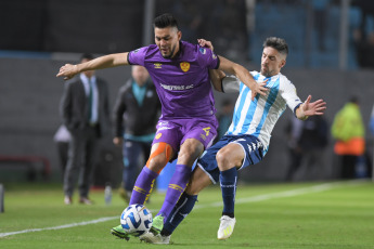 Buenos Aires, Argentina.- In the photos taken on April 20, 2023, during the match between Racing Club and Aucas from Ecuador in a match valid for the second day of the Copa Libertadores at the Presidente Perón stadium, in Avellaneda. Racing beat Aucas 3-2 and positioned itself as the sole leader of group A, which it also shares with Flamengo and Ñublense.