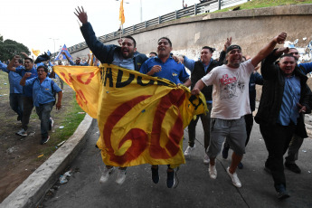 Buenos Aires, Argentina.- En las fotos tomadas el 3 de marzo del 2023, colectiveros realizaron cortes de ruta y avenidas en reclamo de seguridad tras el crimen del chofer Daniel Barrientos durante un asalto cometido en la localidad bonaerense de Virrey del Pino, partido de La Matanza. Mientras indagaban al primer detenido por el crimen del colectivero, este martes, se conoció que la Policía Bonaerense capturó en la localidad de Gregorio de Laferrere a un segundo sospechoso, según fuentes policiales.