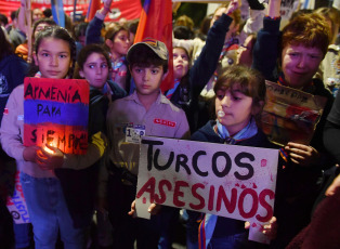 Buenos Aires, Argentina.- En las fotos tomadas el 24 de abril del 2023, unas 3.000 personas participaron de una marcha de antorchas para conmemorar el 108º aniversario del Genocidio Armenio, que partió desde la Facultad de Derecho de la UBA, en el barrio porteño de Recoleta, con consignas de justicia y reparación, organizada por la Mesa Inter Juvenil de la Comunidad Armenia de Buenos Aires (MICA). El 24 de abril, se cumplió el 108º aniversario del genocidio armenio, la masacre de millón y medio de personas, cometida entre 1915 y 1923, por el Imperio otomano, la actual Turquía.