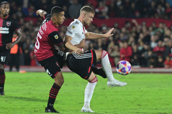 Rosario, Argentina.- En las fotos tomadas el 16 de abril del 2023, durante el partido entre River Plate y Newell’s en Rosario por la Liga Profesional Argentina. Con gol de Pablo Solari, River Plate venció 1-0 a Newell’s como visitante y se mantiene en la cima de la Liga Profesional de Fútbol con 30 puntos al cabo de 12 jornadas.