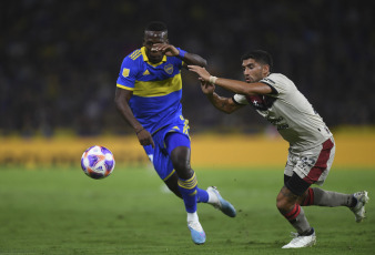 Buenos Aires, Argentina.- En las fotos tomadas el 9 de abril del 2023, durante el encuentro entre Boca Juniors y Colón en el Estadio La Bombonera, por la fecha 10 de la Liga Profesional Argentina 2023. Boca sufrió una dura derrota por 1-2 ante Colón. Con un gol de Teuten (90+1′), el ‘Sabalero’ consiguió su primer triunfo en el torneo.