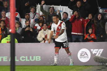 Buenos Aires, Argentina.- En las fotos tomadas el 19 de abril del 2023, River Plate enfrentó a Sporting Cristal en un partido por la segunda fecha del grupo D de la Copa Libertadores, en el estadio Monumental, en Buenos Aires, ante más de 80.000 espectadores. El argentino River Plate le ganó al peruano Sporting Cristal 4-2, por lo que suma tres puntos, pese a jugar buena parte del encuentro con diez jugadores por la expulsión del defensor Enzo Díaz (38).