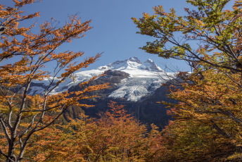 Bariloche, Argentina.- En las fotos tomadas el 18 de abril del 2023, muestra la ciudad turística de Bariloche preparándose para la temporada de invierno. A partir de este viernes comienza una nueva edición de Previaje, el programa del gobierno de Argentina que busca incentivar el turismo interno en el país. El Ministerio de Turismo y Deporte dio a conocer los detalles de este plan 2023 que incluye un tope de reintegro equivalente a USD 316 al cambio oficial y podrá usarse también los fines de semana largos.