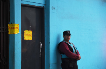 Buenos Aires, Argentina.- En las fotos tomadas el 26 de abril del 2023, personal policial, bomberos y Defensa Civil trabajan para rescatar a las personas que quedaron en el interior de una vivienda que se derrumbó este martes por la noche en el barrio porteño de Floresta. Se confirmaron dos víctimas fatales, una niña de 12 años y un hombre de 35, mientras que el SAME atendió y trasladó a 21 personas heridas.