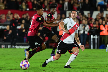 Rosario, Argentina.- En las fotos tomadas el 16 de abril del 2023, durante el partido entre River Plate y Newell’s en Rosario por la Liga Profesional Argentina. Con gol de Pablo Solari, River Plate venció 1-0 a Newell’s como visitante y se mantiene en la cima de la Liga Profesional de Fútbol con 30 puntos al cabo de 12 jornadas.