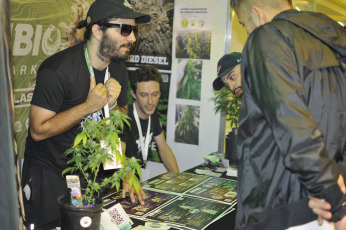 Mar del Plata, Argentina.- En las fotos tomadas el 9 de abril del 2023, durante la I Cumbre Internacional de Cannabis y Cáñamo en el Hotel Gran Provincial (NH) de Mar del Plata. Cerca de 50 stands interiorizaron sobre el mundo cannábico el viernes, sábado y domingo y contó la participación de referentes argentinos e internacionales en temas como salud, cultivo, semillas, biocombustibles, agro, biotecnología y negocios.