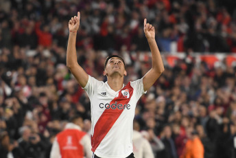 Buenos Aires, Argentina.- En las fotos tomadas el 19 de abril del 2023, River Plate enfrentó a Sporting Cristal en un partido por la segunda fecha del grupo D de la Copa Libertadores, en el estadio Monumental, en Buenos Aires, ante más de 80.000 espectadores. El argentino River Plate le ganó al peruano Sporting Cristal 4-2, por lo que suma tres puntos, pese a jugar buena parte del encuentro con diez jugadores por la expulsión del defensor Enzo Díaz (38).