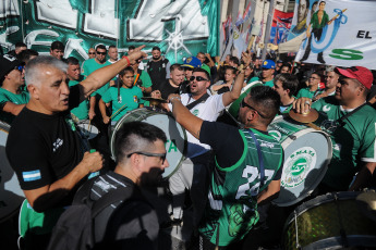 Buenos Aires, Argentina.- En las fotos tomadas el 13 de abril del 2023, diversas organizaciones políticas y gremiales argentinas marcharon en la capital para denunciar la proscripción y la persecución judicial a la vicepresidenta Cristina Fernández de Kirchner. La manifestación se realizó en la Plaza Lavalle frente al Palacio de Justicia, sede de la Corte Suprema, donde se buscó revertir la decisión de la vicepresidenta de no presentarse como candidata a las próximas elecciones presidenciales, luego del fallo del Tribunal Oral Federal 2.