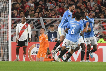 Buenos Aires, Argentina.- En las fotos tomadas el 19 de abril del 2023, River Plate enfrentó a Sporting Cristal en un partido por la segunda fecha del grupo D de la Copa Libertadores, en el estadio Monumental, en Buenos Aires, ante más de 80.000 espectadores. El argentino River Plate le ganó al peruano Sporting Cristal 4-2, por lo que suma tres puntos, pese a jugar buena parte del encuentro con diez jugadores por la expulsión del defensor Enzo Díaz (38).