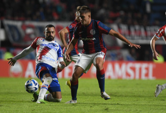 Buenos Aires, Argentina.- En las fotos tomadas el 20 de abril del 2023, durante el partido entre San Lorenzo y Fortaleza en el estadio Pedro Bidegain por la 2 fase de grupos de la Copa Sudamericana 2023. Fortaleza de Brasil derrotó por 0-2 a San Lorenzo. Los goles del portero Augusto Batalla, en contra, y Guilherme le permitieron al conjunto brasileño quedar como líder con puntuación ideal de seis unidades.