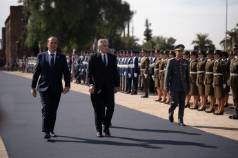 Santiago de Chile, Chile.- En las fotos tomadas el 5 de abril del 2023, el presidente de Argentina, Alberto Fernández (centro), durante su visita oficial a Chile con la participación, junto a su homólogo Gabriel Boric, en la conmemoración por el 205 aniversario de la Batalla de Maipú.