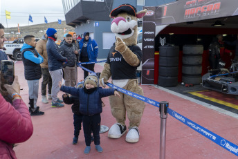 El Calafate, Argentina.- En las fotos tomadas el 17 de abril del 2023, Julián Santero, al mando de un Ford, ganó la cuarta fecha de Turismo Carretera disputada en el autódromo de El Calafate, que se estrenó este fin de semana en la carrera de la categoría más popular del automovilismo argentino. La próxima fecha del Turismo Carretera se llevará a cabo el 29 y 30 de abril en el autódromo de Concepción del Uruguay, en Entre Ríos.