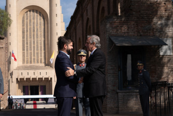 Santiago de Chile, Chile.- En las fotos tomadas el 5 de abril del 2023, el presidente de Argentina, Alberto Fernández (derecha), durante su visita oficial a Chile con la participación, junto a su homólogo Gabriel Boric (izquierda), en la conmemoración por el 205 aniversario de la Batalla de Maipú.