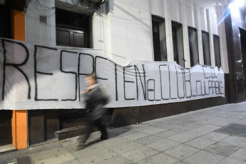 Buenos Aires, Argentina.- En las fotos tomadas el 11 de abril del 2023, tras la renuncia de Fabian Doman, los socios de Independiente protestaron frente a la sede del club. La crisis en Independiente se acentuó con la noticia de que Doman presentara su renuncia al cargo de presidente por intermedio de un comunicado que difundió en sus redes sociales.