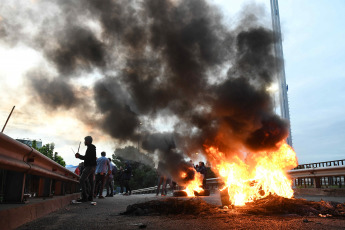 Buenos Aires, Argentina.- En las fotos tomadas el 3 de marzo del 2023, colectiveros realizaron cortes de ruta y avenidas en reclamo de seguridad tras el crimen del chofer Daniel Barrientos durante un asalto cometido en la localidad bonaerense de Virrey del Pino, partido de La Matanza. Mientras indagaban al primer detenido por el crimen del colectivero, este martes, se conoció que la Policía Bonaerense capturó en la localidad de Gregorio de Laferrere a un segundo sospechoso, según fuentes policiales.